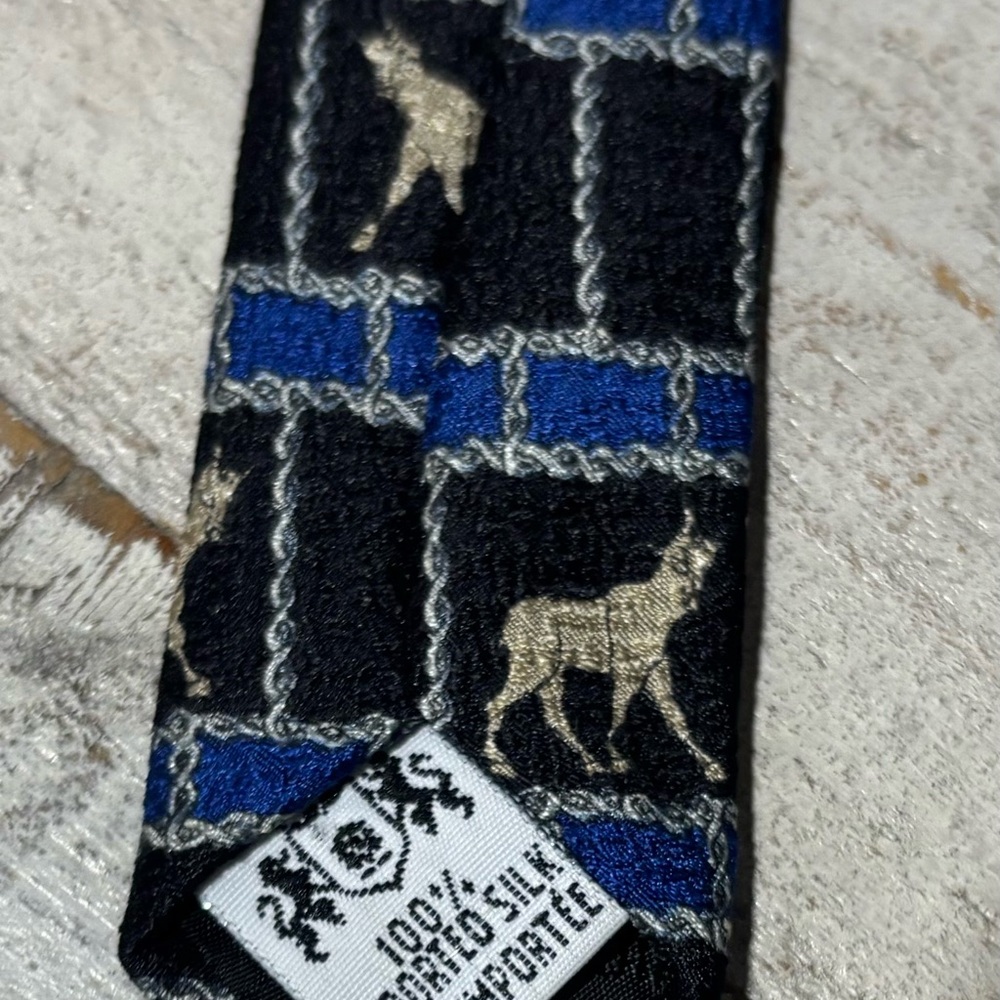 Metropolitan Museum of Art Ancient Motif 100% Silk Tie - Picture 5 of 5